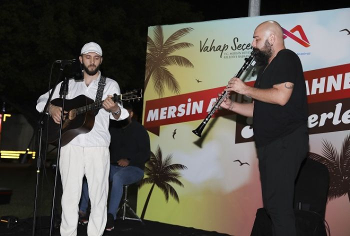 VATANDA�LAR, MERS�N SAH�L�NDE AKUST�K KONSERLE E�LEN�YOR