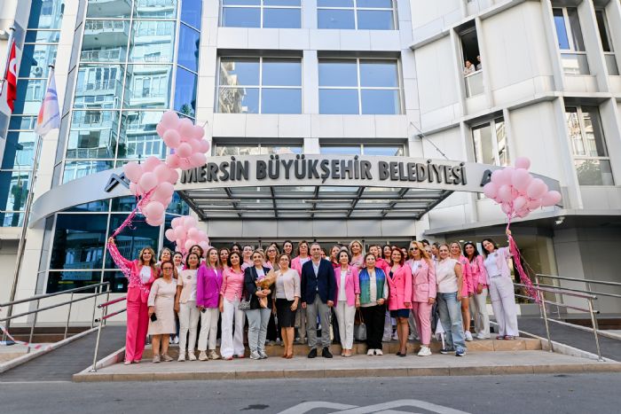 MEME KANSER� ���N PEMBE BALONLAR G�KY�Z�NDE