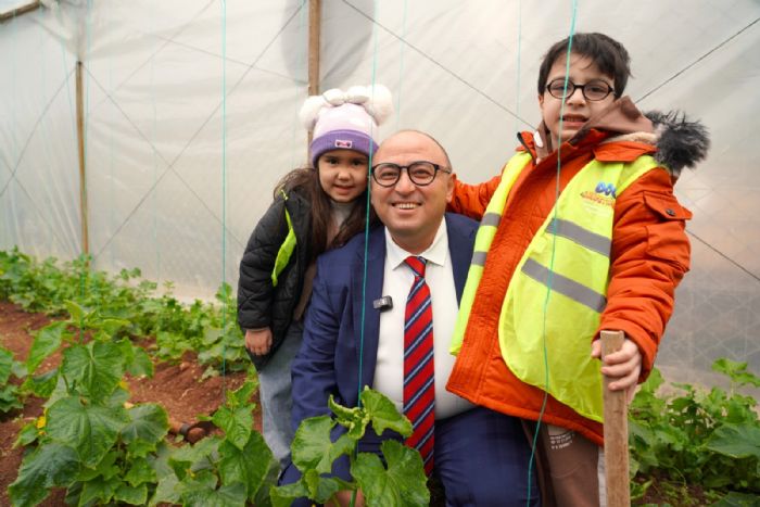 Minik Eller Toprakta Gelecei Yeertiyor