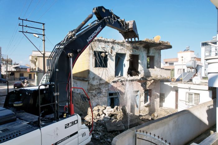 Akdeniz Belediyesi, metruk binalarn ykmn srdryor