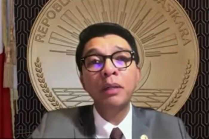 Madagaskar Devlet Ba�kan�, �lkeden ka�t�