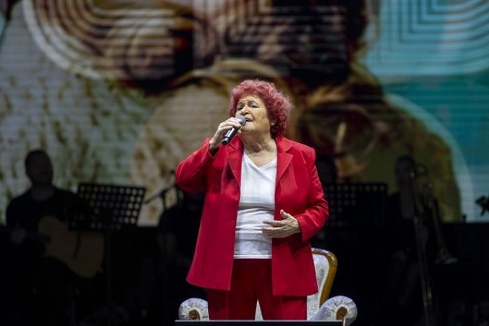 SELDA BA�CAN �LE MERS�N�DE �CUMHUR�YET� CO�KUSU