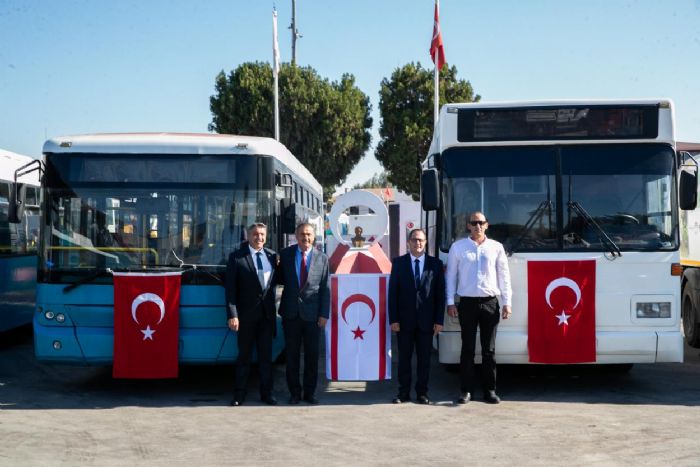 Gazimausa Belediyesine 3 yolcu otobs ile birlikte yol sprme arac hibe edildi