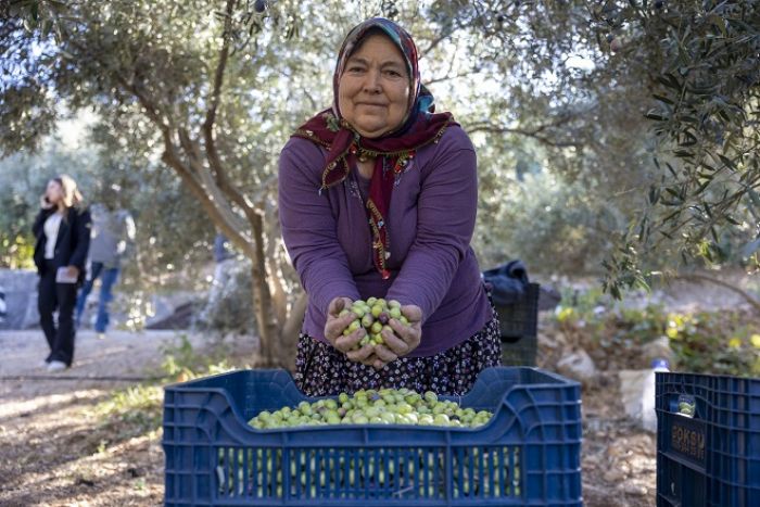 MERS�N B�Y�K�EH�R BELED�YES� �LE KADINLAR �RETEREK G��LEN�YOR