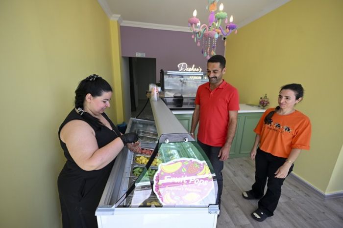KADINLARIN EMEKLER� MERS�N B�Y�K�EH�R �LE MARKALA�IYOR