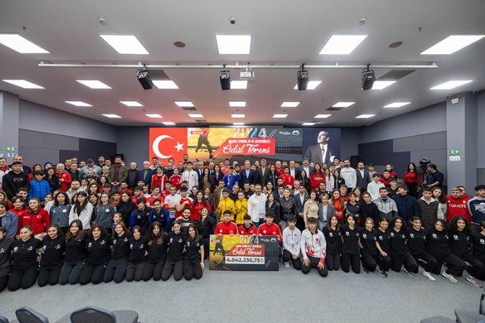 Bakan Seer, Baarl Sporcular Ve Antrenrler dl Trenine Katld