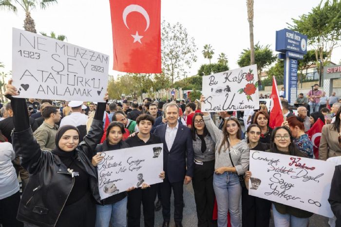 Bakan Seer, Cumhuriyetin 101. yanda genlerle Bayrak Yrynde bulutu